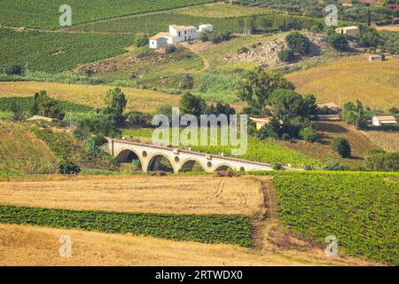 Sizilien, Blick auf die Landschaft mit einer alten Steinbrücke, nordwestlich der Insel in der Nähe der antiken Stadt Segesta, Italien, Europa. Stockfoto