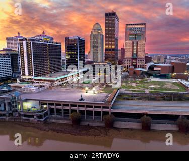 Luftaufnahme eines atemberaubenden rosa Sonnenaufgangs, der die moderne Skyline von Louisville, Kentucky, erleuchtet Stockfoto