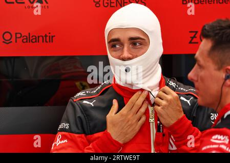 Singapur, Singapur. September 2023. Charles Leclerc (MON) Ferrari. Formel-1-Weltmeisterschaft, Rd 16, Singapur Grand Prix, Freitag, 15. September 2023. Marina Bay Street Circuit, Singapur. Quelle: James Moy/Alamy Live News Stockfoto