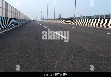 Leere Straße in Gurugram, Haryana, Indien Stockfoto