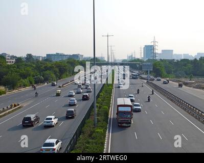 Verkehr auf der Autobahn in Gurugram, Haryana, Indien Stockfoto