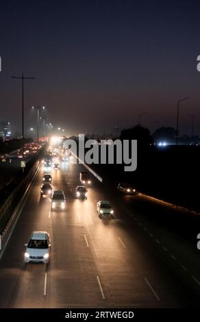 Nachtverkehr in Gurugram, Haryana, Indien Stockfoto