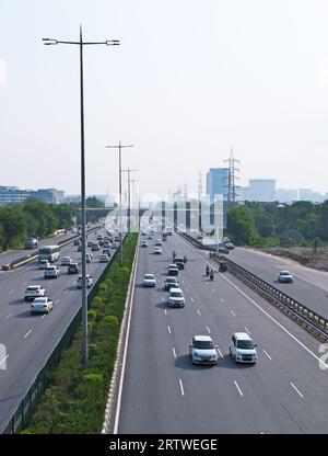 Verkehr auf der Autobahn in Gurugram, Haryana, Indien Stockfoto