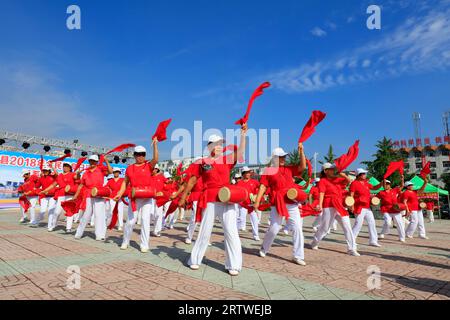 Luannan County - 9. August 2018: Ältere Hüfttrommeln treten auf dem Platz in Luannan County, Provinz Hebei, China, auf Stockfoto