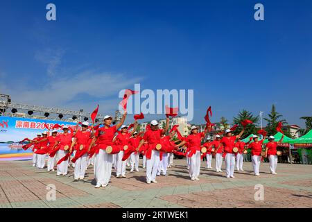 Luannan County - 9. August 2018: Ältere Hüfttrommeln treten auf dem Platz in Luannan County, Provinz Hebei, China, auf Stockfoto