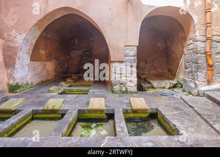 Mittelalterliches Waschhaus in Cefalu, ein attraktives Reiseziel in Sizilien, Italien, Europa. Stockfoto