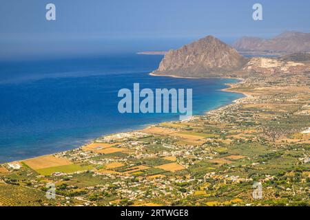 Malerischer Blick von der Stadt Erice an der Küste mit monte Cofano in Sizilien, Italien, Europa. Stockfoto