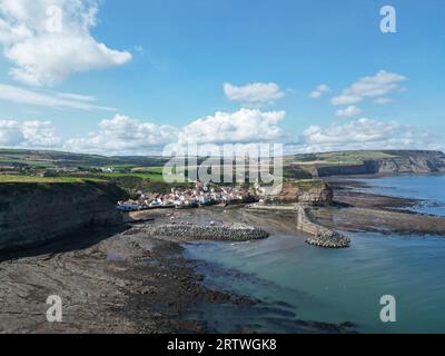 Eine Luftaufnahme von Wohnhäusern an der Küste von Staithes, North Yorkshire, Großbritannien Stockfoto