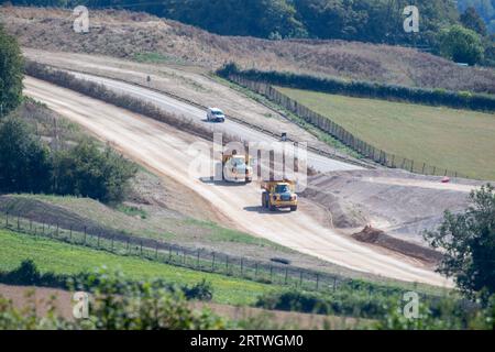 Wendover Dean, Aylesbury, Großbritannien. September 2023. Ein Lkw HS2 auf einer Transportstraße auf ehemaligen Ackerflächen. Der Bau der HS2 High Speed Rail von London nach Birmingham wird in den Chilterns fortgesetzt. In der Presse wurde weithin berichtet, dass Premierminister Rishi Sunak und Bundeskanzler Jeremy Hunt "in Diskussionen über die Abschaffung der zweiten Phase des HS2-Projekts sind, da die Kosten aufgrund schwerer Verzögerungen spiralförmig sind". Wenn ja, würde dies bedeuten, dass die HS2 Phase 2 von Birmingham nach Manchester abgesagt würde. Der Eastern Leg von Birmingham nach Leeds wurde bereits abgesagt. Quelle: Maureen McLean/Alamy Live Stockfoto