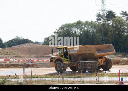 Wendover Dean, Aylesbury, Großbritannien. September 2023. Ein Lkw HS2 auf einer Transportstraße auf ehemaligen Ackerflächen. Der Bau der HS2 High Speed Rail von London nach Birmingham wird in den Chilterns fortgesetzt. In der Presse wurde weithin berichtet, dass Premierminister Rishi Sunak und Bundeskanzler Jeremy Hunt "in Diskussionen über die Abschaffung der zweiten Phase des HS2-Projekts sind, da die Kosten aufgrund schwerer Verzögerungen spiralförmig sind". Wenn ja, würde dies bedeuten, dass die HS2 Phase 2 von Birmingham nach Manchester abgesagt würde. Der Eastern Leg von Birmingham nach Leeds wurde bereits abgesagt. Quelle: Maureen McLean/Alamy Live Stockfoto