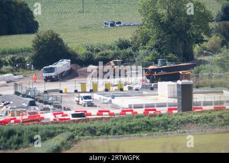 Wendover Dean, Aylesbury, Großbritannien. September 2023. Ein HS2-Viadukt wurde auf Land gebaut, das früher Teil der Durham Farm war. Der Bau der HS2 High Speed Rail von London nach Birmingham wird in den Chilterns fortgesetzt. In der Presse wurde weithin berichtet, dass Premierminister Rishi Sunak und Bundeskanzler Jeremy Hunt "in Diskussionen über die Abschaffung der zweiten Phase des HS2-Projekts sind, da die Kosten aufgrund schwerer Verzögerungen spiralförmig sind". Wenn ja, würde dies bedeuten, dass die HS2 Phase 2 von Birmingham nach Manchester abgesagt würde. Der Eastern Leg von Birmingham nach Leeds wurde bereits abgesagt. Gutschrift: Stockfoto