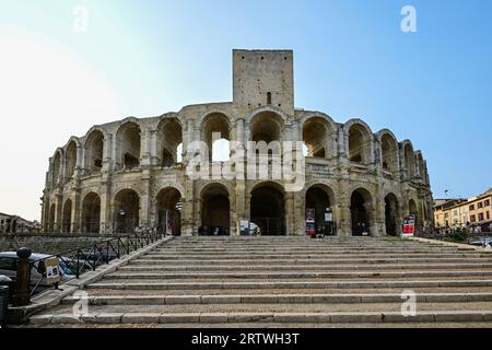 KOLOSSEUM AMPHITHEATER ARLES STADT AN DER RHONE IN DER PROVENCE SÜDFRANKREICH Stockfoto