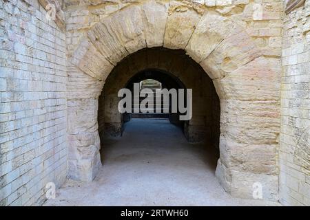 KOLOSSEUM AMPHITHEATER ARLES STADT AN DER RHONE IN DER PROVENCE SÜDFRANKREICH Stockfoto