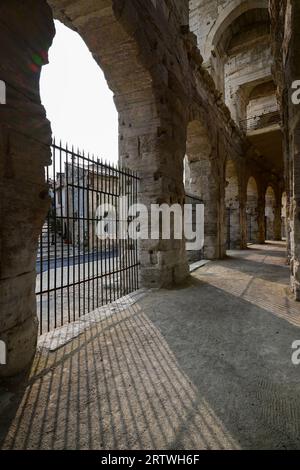 KOLOSSEUM AMPHITHEATER ARLES STADT AN DER RHONE IN DER PROVENCE SÜDFRANKREICH Stockfoto