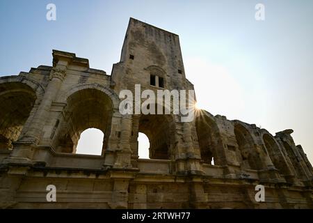 KOLOSSEUM AMPHITHEATER ARLES STADT AN DER RHONE IN DER PROVENCE SÜDFRANKREICH Stockfoto