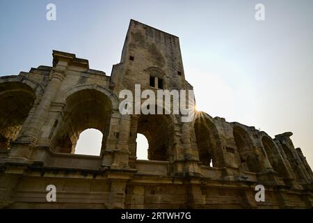 KOLOSSEUM AMPHITHEATER ARLES STADT AN DER RHONE IN DER PROVENCE SÜDFRANKREICH Stockfoto