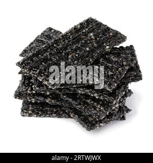 Ein Haufen schwarzer Sesam rastet auf weißem Hintergrund aus Stockfoto