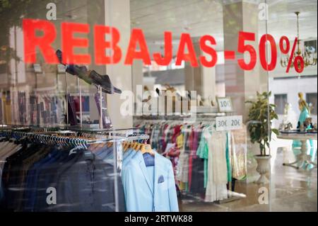 Schaufenster von Herren- und Damenmode mit dem Text 50 Verkäufe auf der Criastas. Stockfoto