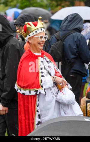 Eine große Menschenmenge, die dem Regen trotzt, um die Krönung von König Karl III. Auf einem riesigen Fernsehbildschirm zu sehen. Hyde Park, London, Großbritannien. 6. Mai 2023 Stockfoto