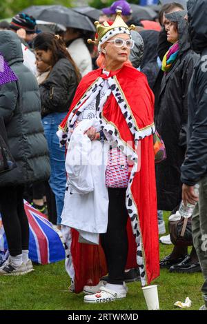 Eine große Menschenmenge, die dem Regen trotzt, um die Krönung von König Karl III. Auf einem riesigen Fernsehbildschirm zu sehen. Hyde Park, London, Großbritannien. 6. Mai 2023 Stockfoto