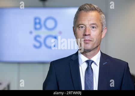 Brüssel, Belgien. September 2023. AUFMERKSAMKEIT REDAKTEURE - BERICHTERSTATTUNG ANGEFORDERT BELGA VON BOSA - FOD Beleid en Ondersteuning - SPF Strategie et Appui - NUR REDAKTIONELLE VERWENDUNG - dieses Bild, das am Freitag, den 15. September 2023 verteilt wurde, zeigt BOSA-Vorsitzenden Nico Waeyaert posiert für den Fotografen auf der BOSA FOD Beleid en Ondersteuning - SPF Büro Strategie et Appui in Brüssel, Mittwoch, 13. September 2023. BELGA PHOTO HATIM KAGHAT Credit: Belga News Agency/Alamy Live News Stockfoto
