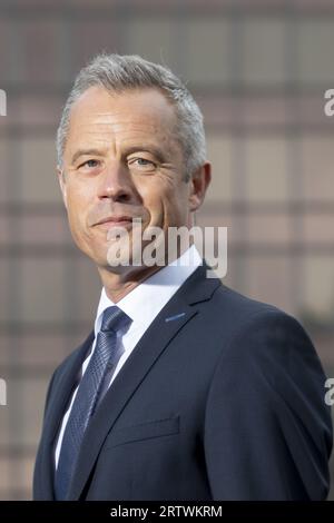 Brüssel, Belgien. September 2023. AUFMERKSAMKEIT REDAKTEURE - BERICHTERSTATTUNG ANGEFORDERT BELGA VON BOSA - FOD Beleid en Ondersteuning - SPF Strategie et Appui - NUR REDAKTIONELLE VERWENDUNG - dieses Bild, das am Freitag, den 15. September 2023 verteilt wurde, zeigt BOSA-Vorsitzenden Nico Waeyaert posiert für den Fotografen auf der BOSA FOD Beleid en Ondersteuning - SPF Büro Strategie et Appui in Brüssel, Mittwoch, 13. September 2023. BELGA PHOTO HATIM KAGHAT Credit: Belga News Agency/Alamy Live News Stockfoto