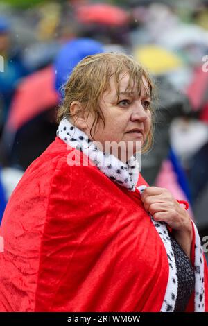 Eine große Menschenmenge, die dem Regen trotzt, um die Krönung von König Karl III. Auf einem riesigen Fernsehbildschirm zu sehen. Hyde Park, London, Großbritannien. 6. Mai 2023 Stockfoto