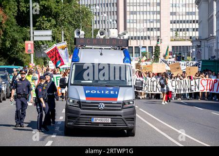 Wien, Österreich. 15. September 2023. Freitage für den künftigen globalen Klimastreik in der Innenstadt, der Politiker dazu auffordert, Gesetze zur Klimaverhütung zu verabschieden ©Andreas Stroh Stockfoto