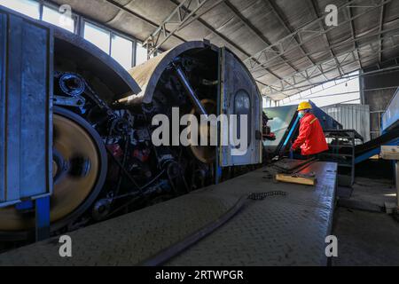 LUANNAN COUNTY, China - 10. November 2021: Arbeiter arbeiten an der Vlieslinie in Nordchina Stockfoto