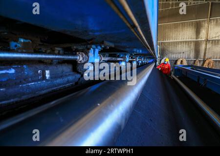 LUANNAN COUNTY, China - 10. November 2021: Arbeiter arbeiten an der Vlieslinie in Nordchina Stockfoto