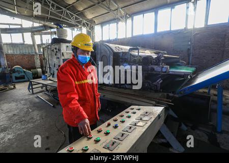 LUANNAN COUNTY, China - 10. November 2021: Arbeiter arbeiten an der Vlieslinie in Nordchina Stockfoto