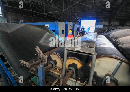 LUANNAN COUNTY, China - 10. November 2021: Arbeiter arbeiten an der Vlieslinie in Nordchina Stockfoto