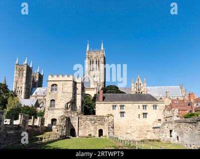 Mittelalterlicher Bischofspalast mit Kathedrale von Lincoln im Hintergrund, Lincoln City, Lincolnshire, England, Großbritannien Stockfoto