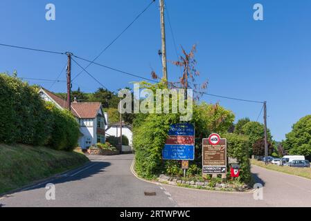 Die A39 führt nach Porlock Hill und New Road, der malerischen Mautstraße, im Dorf Porlock im Exmoor National Park, Somerset, England. Stockfoto