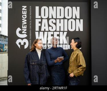 London, Großbritannien. 15. September 2023. Fashionistas vor dem NEWGEN-Raum im Old Selfridges Hotel für den Eröffnungstag der London Fashion Week (LFW), wo Kreationen für Frühjahr/Sommer 2024 (SS24) gezeigt werden. Die fünftägige Veranstaltung bietet Catwalk-Shows, Präsentationen und andere Veranstaltungen von britischen und internationalen Designern. Quelle: Stephen Chung / Alamy Live News Stockfoto