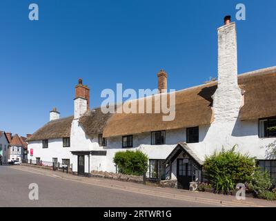 Reetgedeckte Cottages an der High Street im Dorf Porlock, Exmoor National Park, Somerset, England. Stockfoto