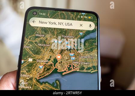 Madrid, Spanien 09 14 2023: Bildschirm eines Mobiltelefons mit der Karte von New York City in der Google Maps App. Stockfoto