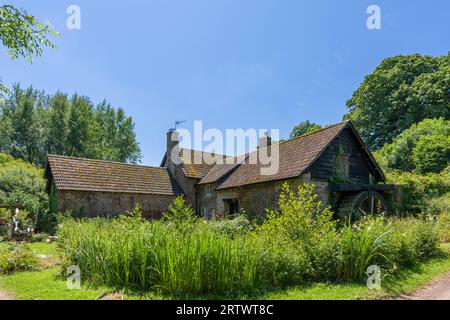 Piles Mill, eine Apfelwein- und Maiswassermühle am aller-Fluss im Exmoor-Nationalpark bei Allerford, Somerset, England. Stockfoto