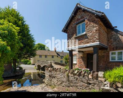 Allerford Bridge, eine mittelalterliche Pferdebrücke über den aller River bei Allerford im Exmoor National Park, Somerset, England. Stockfoto