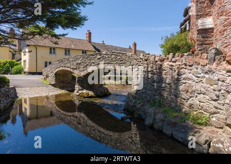 Allerford Bridge, eine mittelalterliche Pferdebrücke über den aller River bei Allerford im Exmoor National Park, Somerset, England. Stockfoto