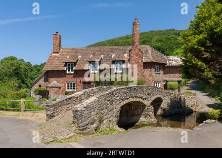 Allerford Bridge, eine mittelalterliche Pferdebrücke über den aller River bei Allerford im Exmoor National Park, Somerset, England. Stockfoto