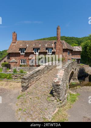 Allerford Bridge, eine mittelalterliche Pferdebrücke über den aller River bei Allerford im Exmoor National Park, Somerset, England. Stockfoto