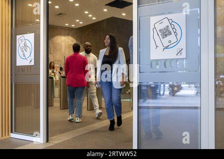 Brüssel, Belgien. September 2023. AUFMERKSAMKEIT REDAKTEURE - BERICHTERSTATTUNG ANGEFORDERT BELGA VON BOSA - FOD Beleid en Ondersteuning - SPF Strategie et Appui - NUR REDAKTIONELLE VERWENDUNG - dieses Bild, das am Freitag, den 15. September 2023 verteilt wurde, zeigt die Ankunft der Personen in den Büros der BOSA FOD Beleid en Ondersteuning - SPF Strategie et Appui in Brüssel, Mittwoch, 13. September 2023. BELGA PHOTO HATIM KAGHAT Credit: Belga News Agency/Alamy Live News Stockfoto