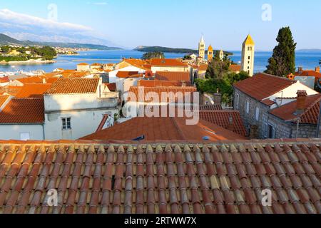 Blick auf die Glockentürme und Türme auf der Insel Rab in Kroatien Stockfoto