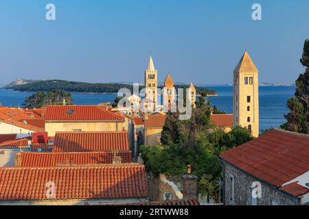 Blick auf die Glockentürme und Türme auf der Insel Rab in Kroatien Stockfoto