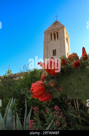 Blick auf die Glockentürme und Türme auf der Insel Rab in Kroatien Stockfoto