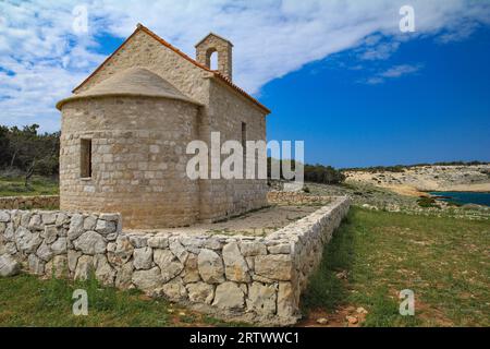 Wiederaufgebaute mittelalterliche Votivkirche des Heiligen Nikolaus auf der Insel Rab in Kroatien Stockfoto