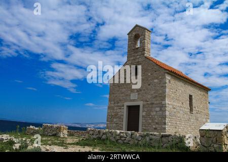 Wiederaufgebaute mittelalterliche Votivkirche des Heiligen Nikolaus auf der Insel Rab in Kroatien Stockfoto