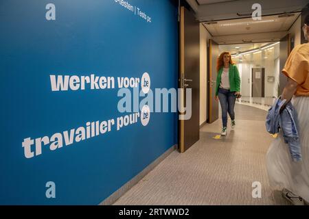 Brüssel, Belgien. September 2023. AUFMERKSAMKEIT REDAKTEURE - BERICHTERSTATTUNG ANGEFORDERT BELGA VON BOSA - FOD Beleid en Ondersteuning - SPF Strategie et Appui - NUR REDAKTIONELLE VERWENDUNG - dieses Bild, das am Freitag, den 15. September 2023 verteilt wurde, zeigt Menschen im Flur der BOSA FOD Beleid en Ondersteuning - SPF Strategie et Appui Büros am Mittwoch, den 13. September 2023 in Brüssel. BELGA PHOTO HATIM KAGHAT Credit: Belga News Agency/Alamy Live News Stockfoto