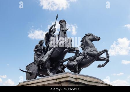 Boadicea und ihre Töchter sind eine bronzene Skulpturengruppe in London, die Boudica, die Königin des keltischen Iceni-Stammes, vertritt, die einen Aufstand in Rom führte Stockfoto